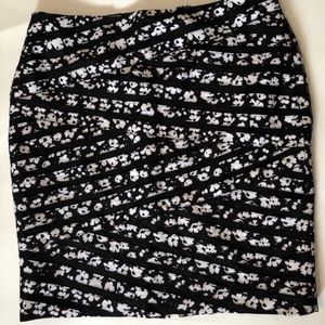 WHBM black and white floral form fitting skirt